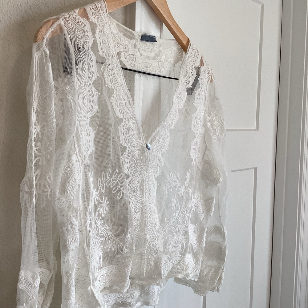 ❌Sold - White Lace Cropped Cardigan Top - Picture 3 of 8